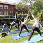 Yoga i trädgården med dramatik