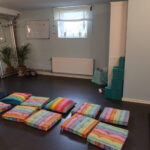 Inspelning och städning i yogastudion